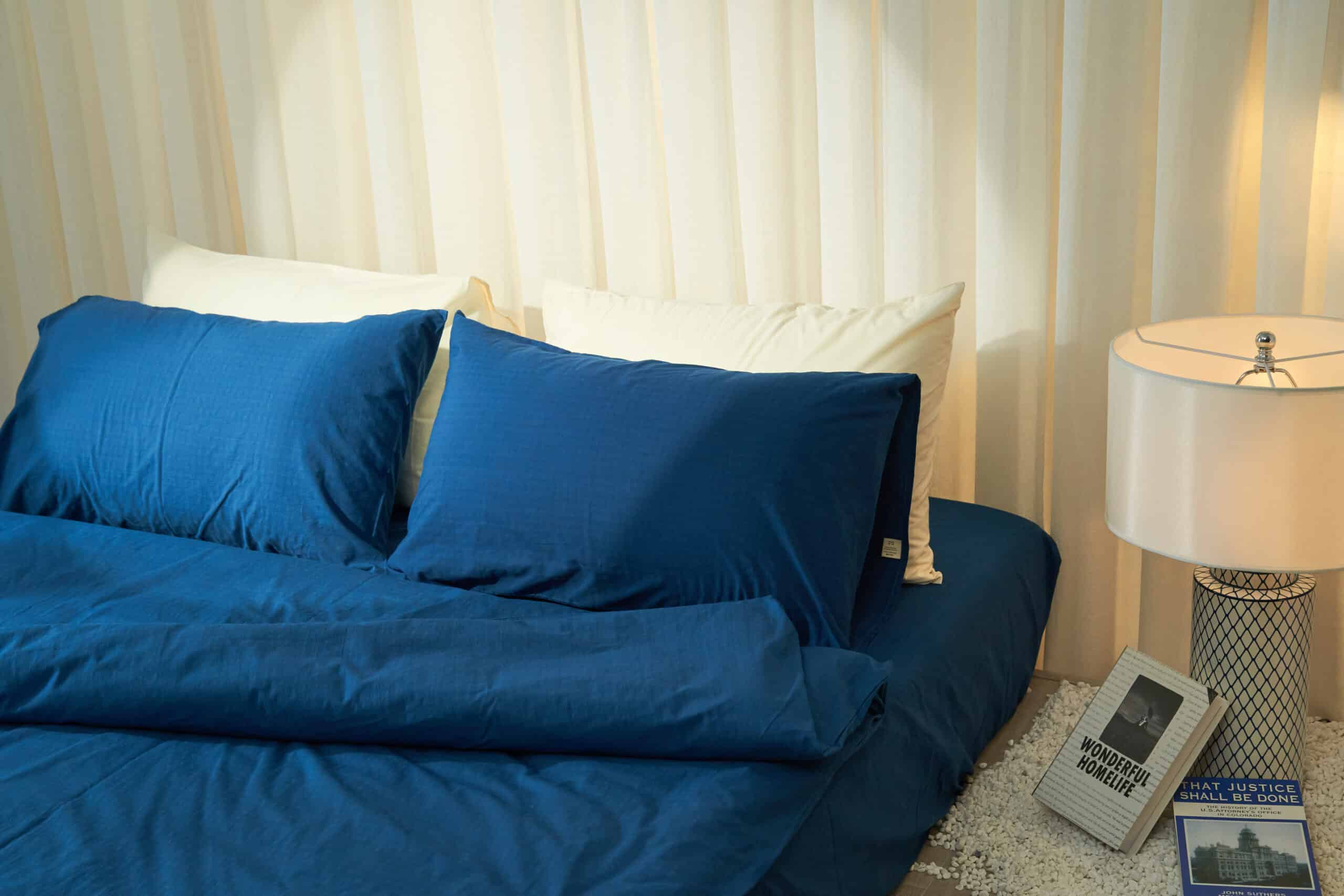 好睡象臺灣有機棉床包組包在床墊及枕頭上、顏色是品格藏籃